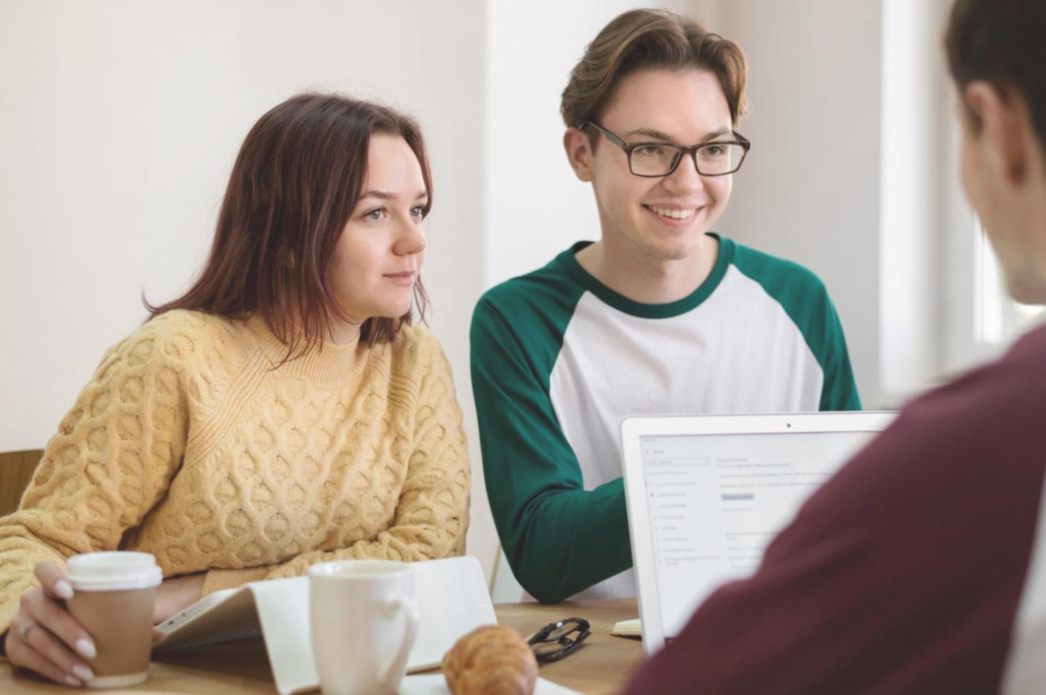 Team arbeitet gemeinsam an strategischen Zielen