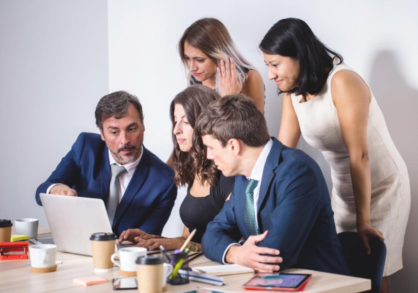 Team bei strukturierter Remote-Zusammenarbeit